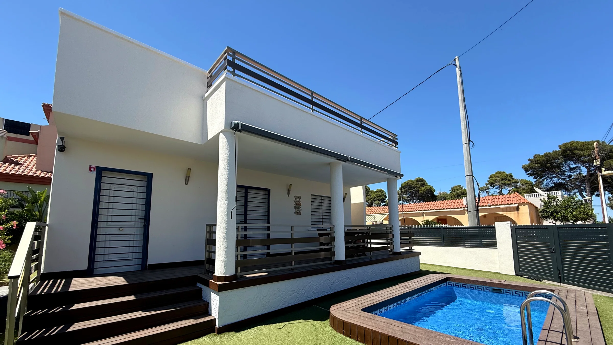 Sonnige Villa mit Pool, grosszuegiger Terrasse und hellen Aussenbereichen fuer mediterranes Wohnen nah am Meer.