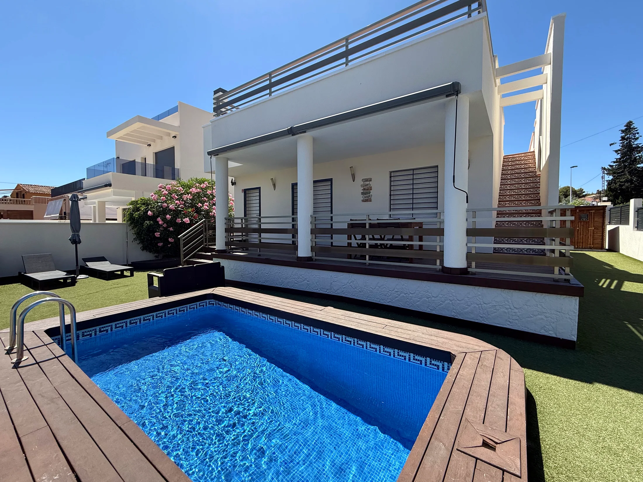Pool & Sonnenterrasse